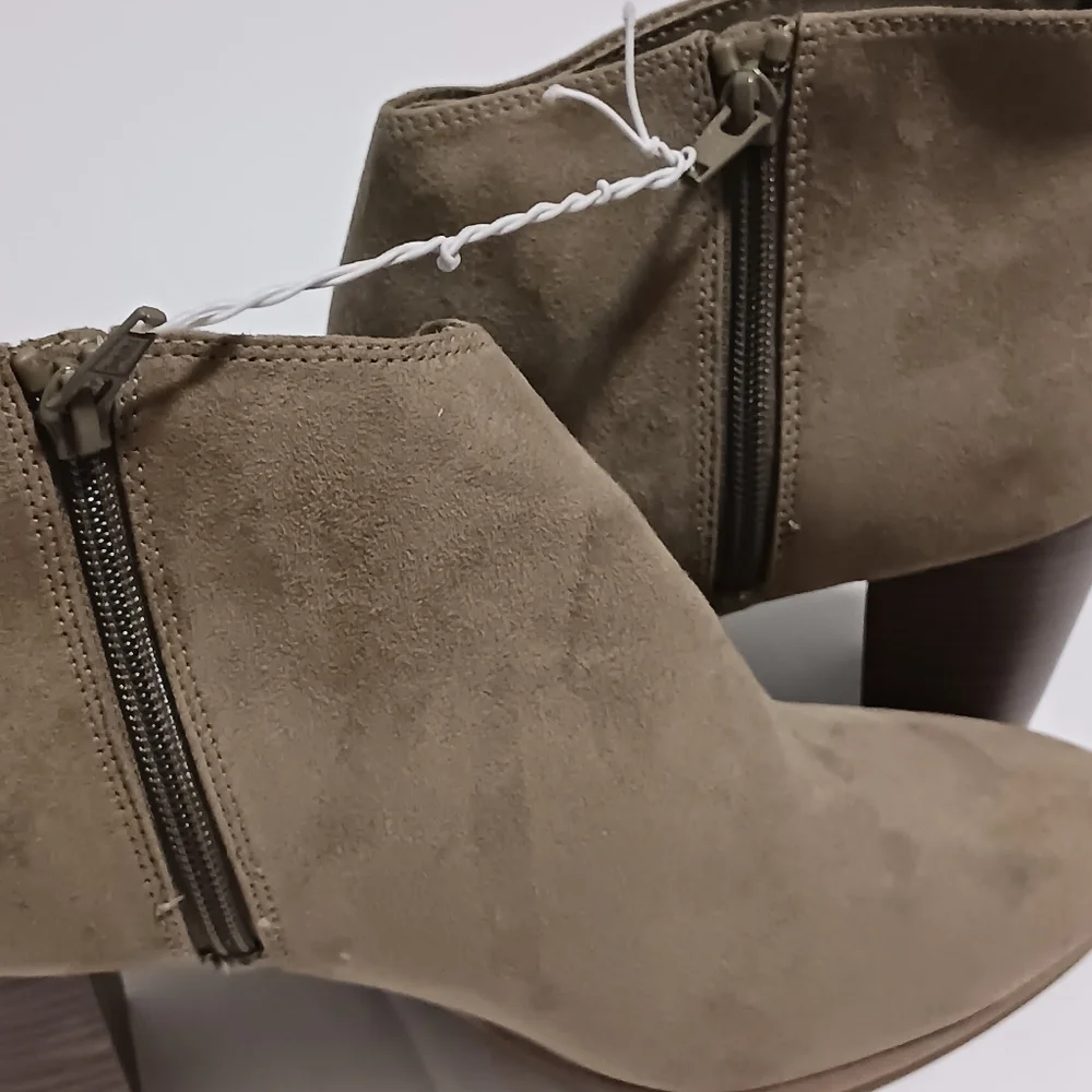 OLD NAVY. Booties Faux‎ Suede Heel, Sz.   9 1/2, Dull Olive Green Women